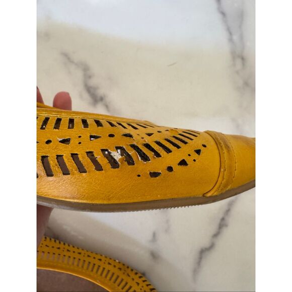 Restricted women's size 8.5 mustard yellow pointed toe lattice laser cut slip-on - Picture 4 of 5